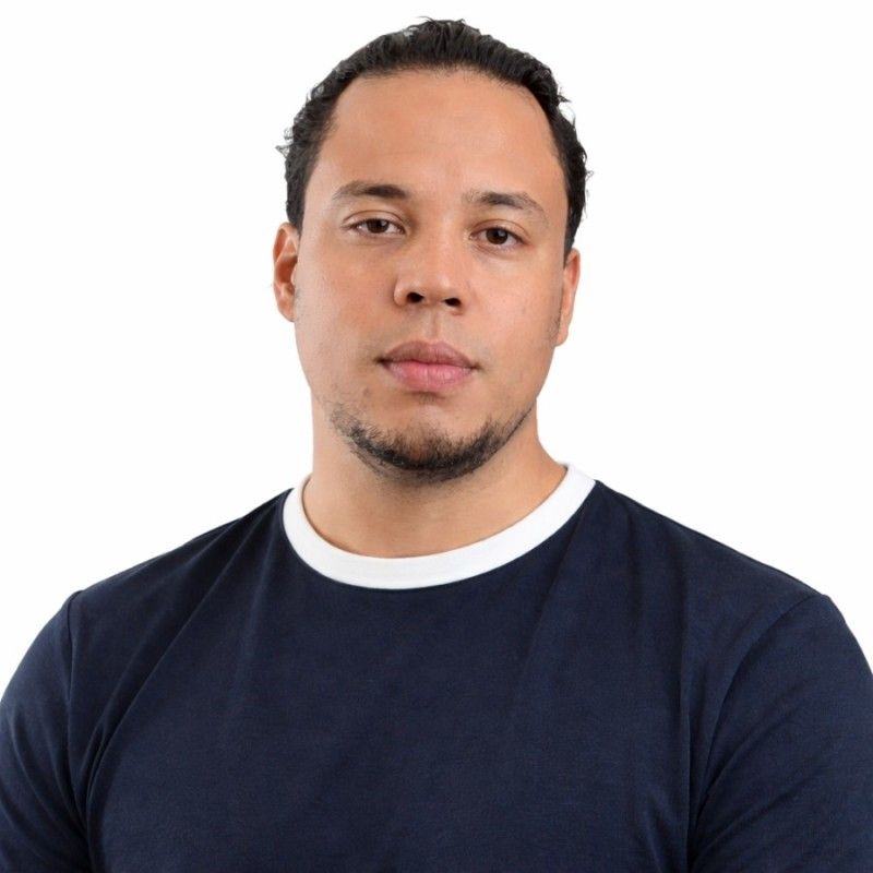 Retrato de Danny Mota, Cofundador · Calidad & IA Aplicada